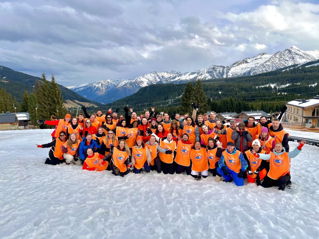 Op de afbeedling zie je het team van i4talent op een wintersport trip poserend voor een groepsfoto